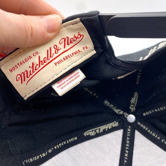 Mitchell & Ness Grey and Black Charlotte Hornets logo hat - Picture 4 of 8